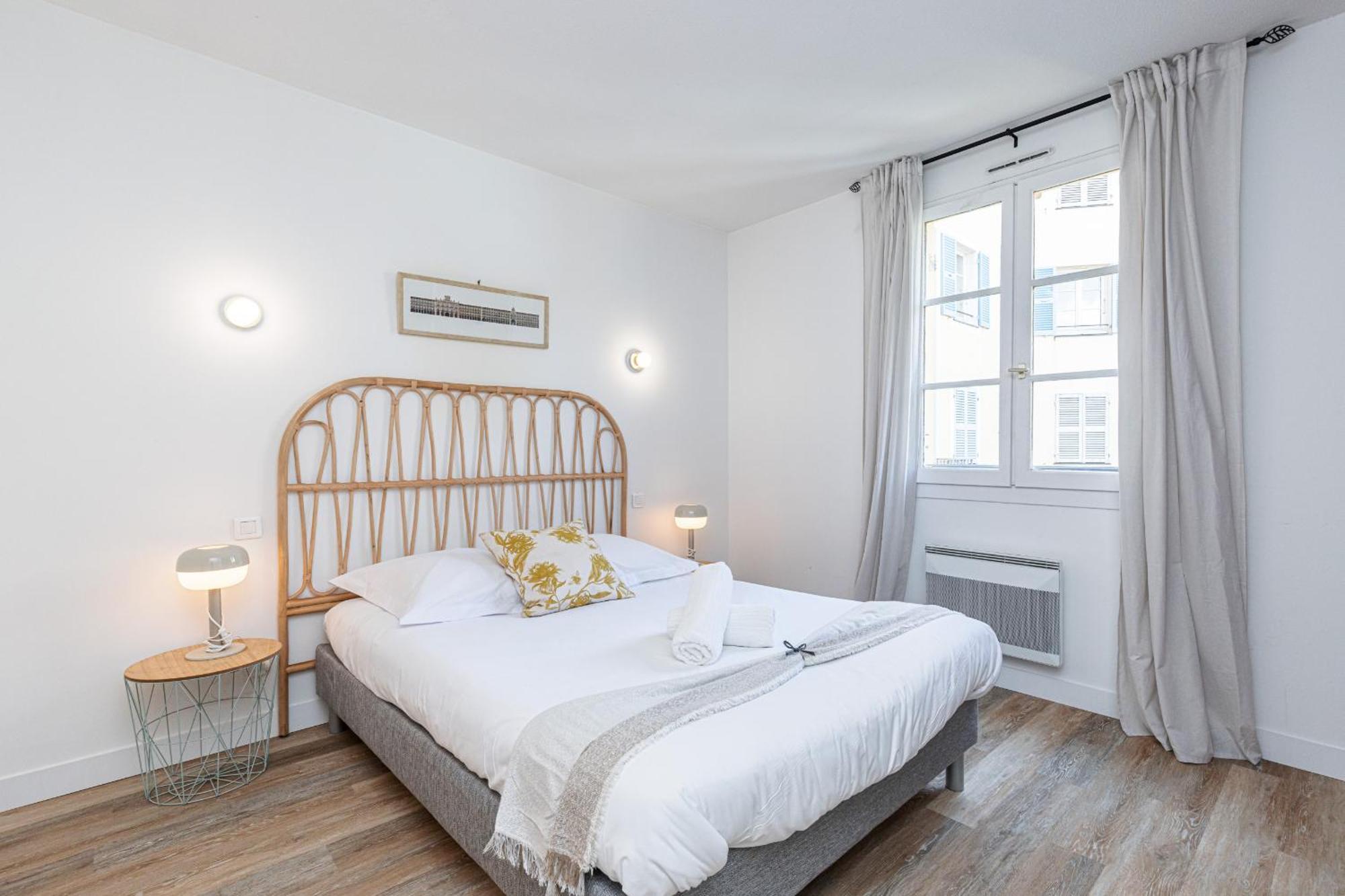 2 Bdrs & Parking In The Old Town ! Appartement