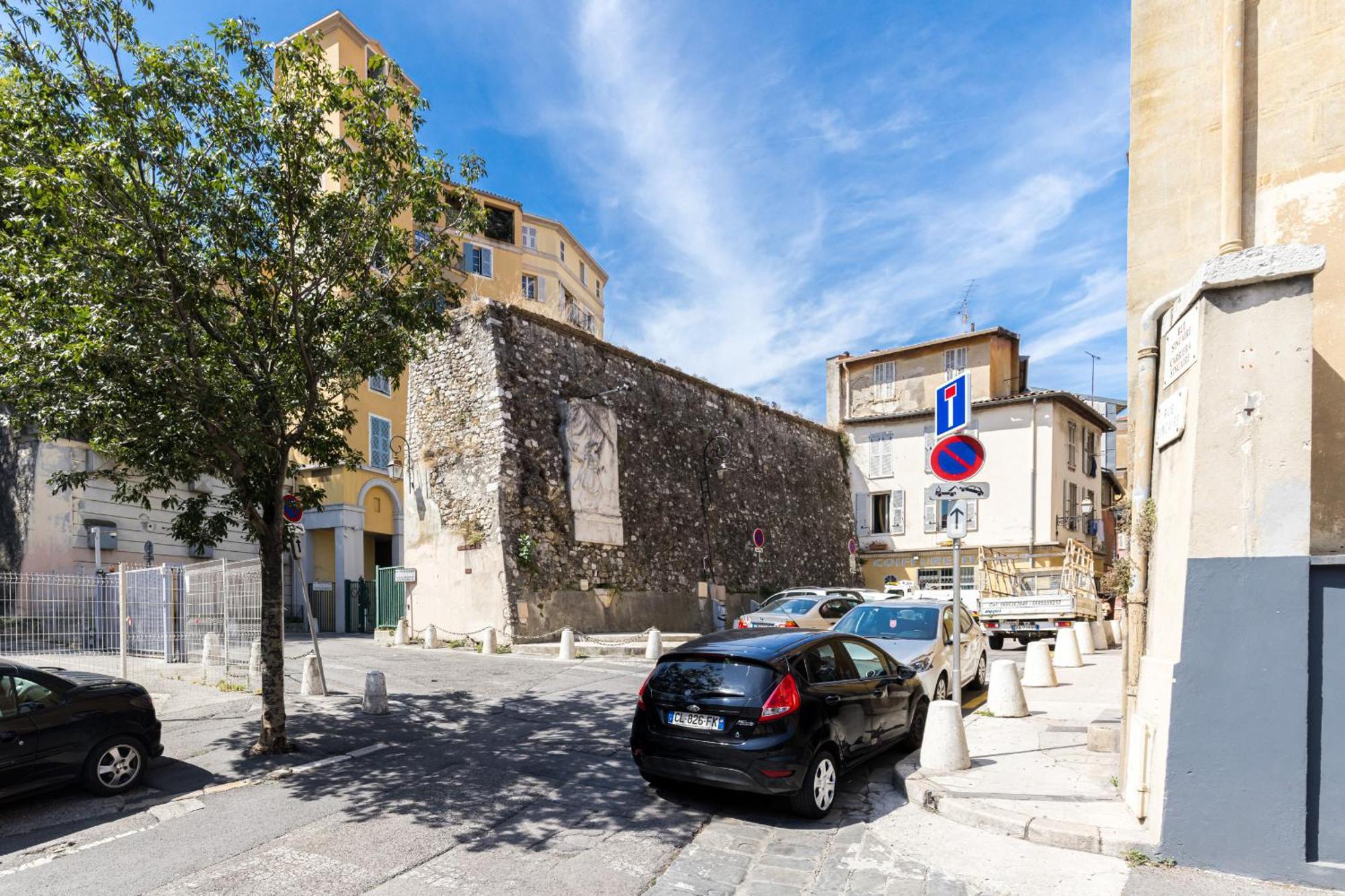 Appartement 2 Bdrs & Parking In The Old Town ! *