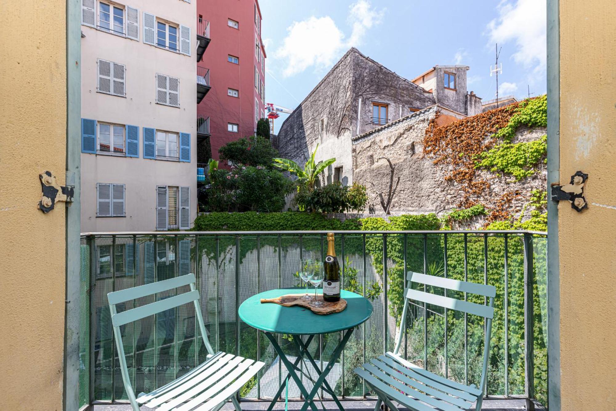2 Bdrs & Parking In The Old Town ! Appartement *