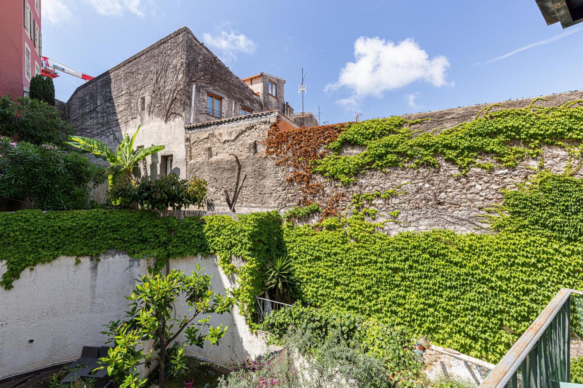 Apartment 2 Bdrs & Parking In The Old Town ! *
